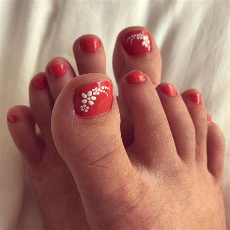 flower design on toes